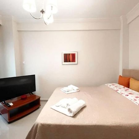 Crimson Suite: 1-Bedroom Apartment In Selanik Dış mekan fotoğraf