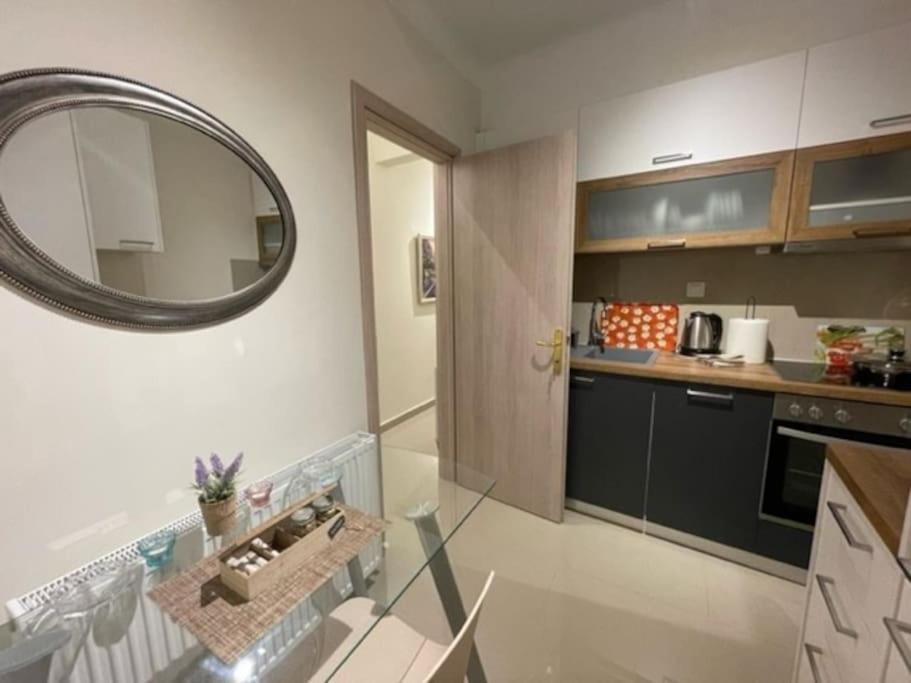 Crimson Suite: 1-Bedroom Apartment In Selanik Dış mekan fotoğraf